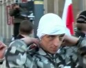 Marsz Niepodległości 2011: Prowokator atakuje dziennikarza [VIDEO] 