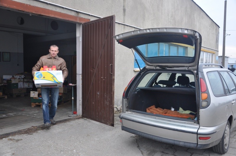 Liderzy zebraną żywność przekazują najubożym rodziniom z Ostrołęki i powiatu (fot. J. Pych) 