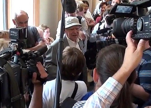 Jarosław Marek Rymkiewicz przed wejściem na salę sądową (fot. youtube)