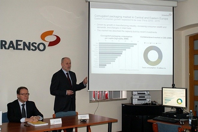 Prezes Jerzy Janowicz (stoi) podczas konferencji prasowej (fot. eOstroleka.pl)