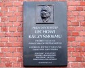 Tablica Lecha Kaczyńskiego w Muzeum Powstania Warszawskiego