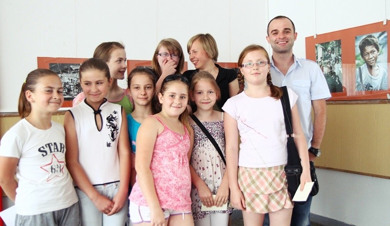 Tomasz Mateusiak z dziećmi z Bogut. 