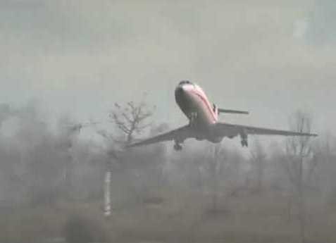 Według relacji świadka Tu-154M ściął pień drzewa, nie tracąc żadnego z elementów