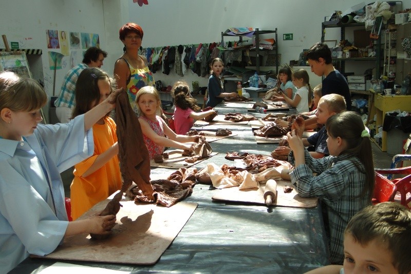 Dzieci na warsztatach uczą się między innymi lepić z gliny (fot. J. Pych)