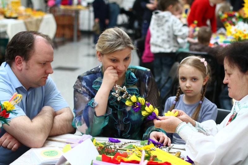 Apolonia Nowak pokazuje, jak zrobić kurpiowską palmę wielkanocną (fot. R. Dawid)