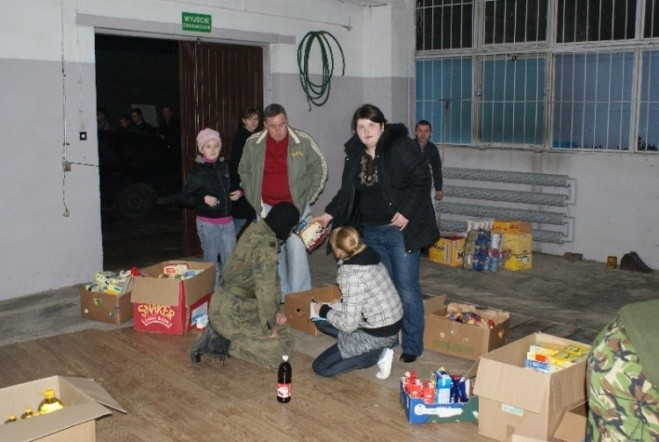 Ostrołęccy wolontariusze podczas Świątecznej Zbiórki Żywności (fot. eOstroleka.pl)