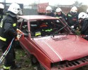 Wypadek w Wydmusach. Auto dachowało, nieprzytomnego 21-letniego kierowcę musieli wycinać strażacy
