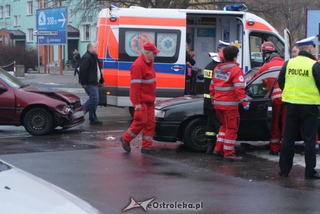 Wypadek w Ostrołęce: Do szpitala odwieziono dwie kobiety i dziecko (fot. eOstroleka.pl)