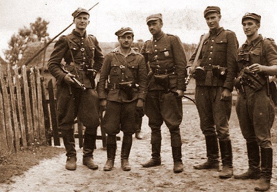 Kadra V Brygady Wileńskiej AK. W środku major Zygmunt Szendzielarz Łupaszka, zamordowany 8 lutego 1951 na Mokotowie