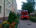 Policja i straż w bloku przy Psarskiego: W jednym z mieszkań były ważne dla śledztwa osoby [ZDJĘCIA] 