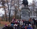 Dzieci z Czerwina na lekcji historii w Komorowie