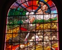 Nowy witraż w kościele Zbawiciela Świata: Ksiądz Peszkowski błogosławiący ofiary Katynia