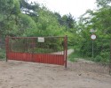 Interwencja Czytelnika: &#8222;Ulicą Sowińskiego nie da się przejechać. Ktoś postawił na niej bramę&#8221; [ZDJĘCIA] 