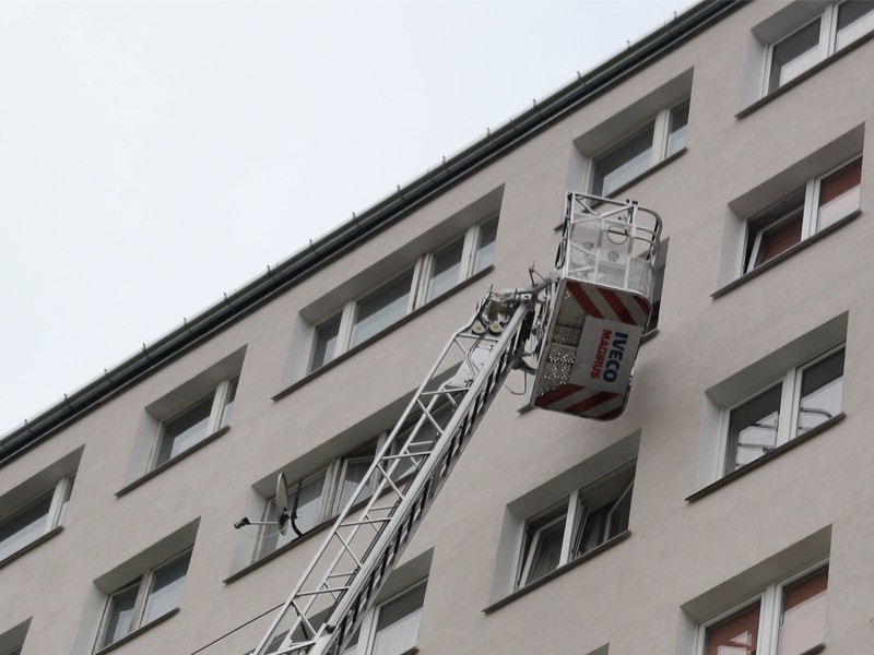 Strażacy przy pomocy drabiny mechanicznej dostali się do mieszkania (fot. archiwum)