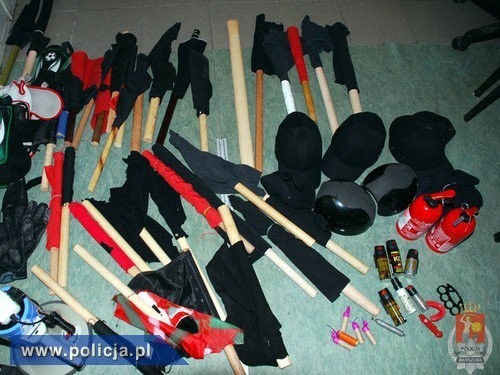 Pałki, kastety i gaz łzawiący znalezione w siedzibie &#8222;Krytyki Politycznej&#8221; (fot. policja.pl) 