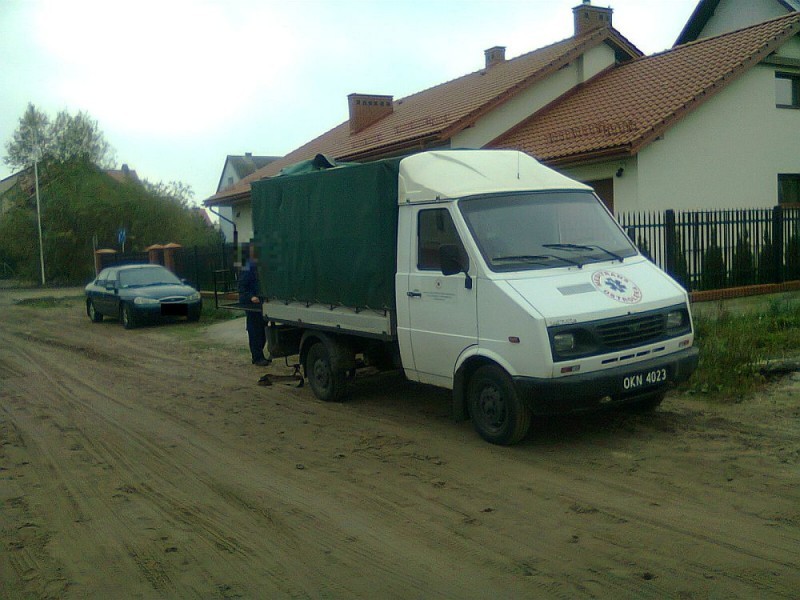 Samochód Meditransu przed domem dyrektora Dąbkowskiego