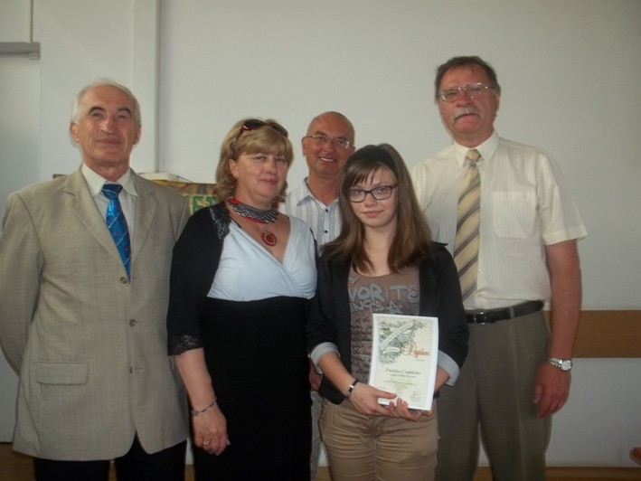 Na zdjęciu od lewej: przewodniczący jury profesor nadzwyczajny SGGW dr hab. Piotr Hewelke, nauczyciel przyrody w SP w Rzekuniu Jolanta Michnowska, członek jury dr inż. Paweł Oględzki, laureatka konkur