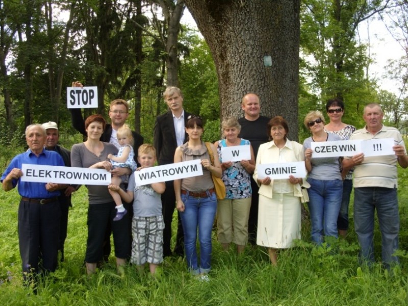 Mieszkańcy gminy Czerwin potestujący przeciwko elektrowniom wiatrowym 