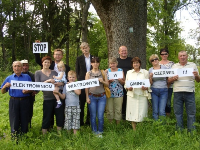 Mieszkańcy gminy Czerwin potestujący przeciwko elektrowniom wiatrowym   