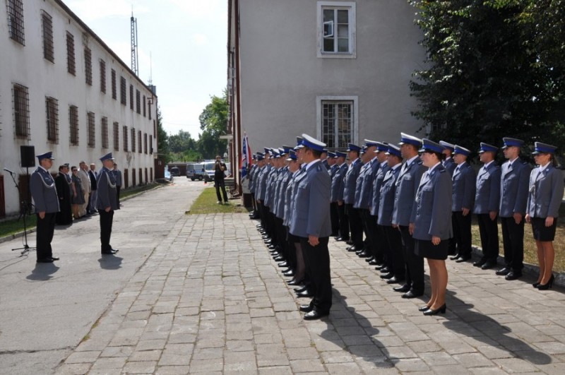 Podczas uroczystego apelu w starej siedzibie policjanci otrzymali nominacje na wyższe stopnie oraz wyróżnienia i nagrody, fot. KMP w Ostrołęce
