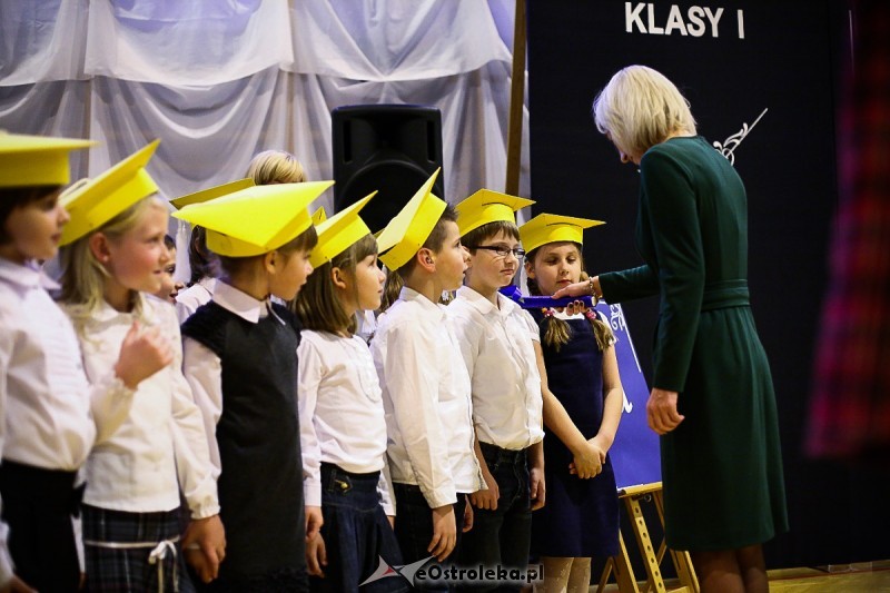 Około 100 pierwsaków z ostrołęckiej dziesiątki składając uroczyste ślubowanie stało się pełnoprawnymi uczniami, fot. eOstrołęka.pl