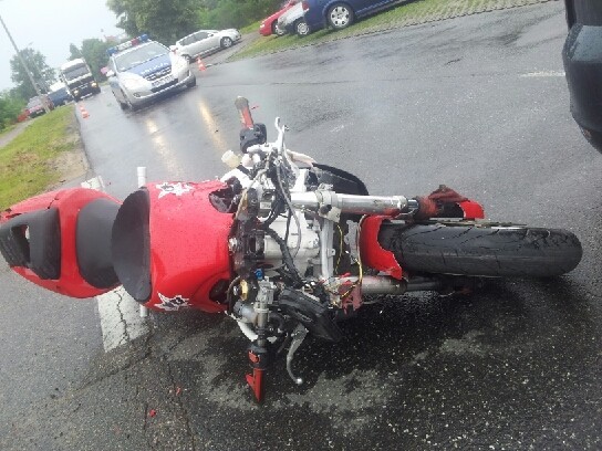 Wypadek na ul. Kołobrzeskiej. Motocyklista w szpitalu, fot. KMP w Ostrołęce 