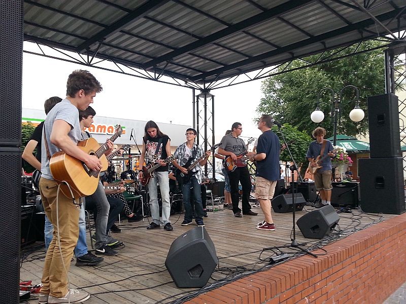 Koncert mistrzów przyciągnął na scenę przy Kupcu tłumy ostrołęczan, fot. eOstrołęka.pl 