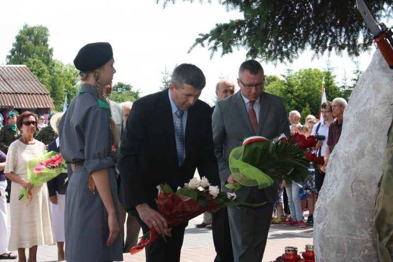 Odsłonięcie obelisku upamiętniającego Kazimierza Sulewskiego fot. Starostwo Powiatowe