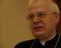 Abp Michalik zabrał głos w sprawie profanacji krzyża na wystawie w Centrum Sztuki Współczesnej