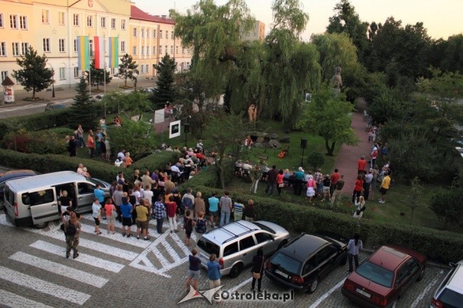 Pod wieżbą, na placu Bema w ramach Art Czwartku zagra Agata Mieszała, fot. eOstrołęka