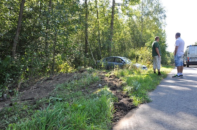 Kolizja na trasie Ostrołęka &#8211; Goworowo. Samochód wypadł z drogi fot. eOstrołęka