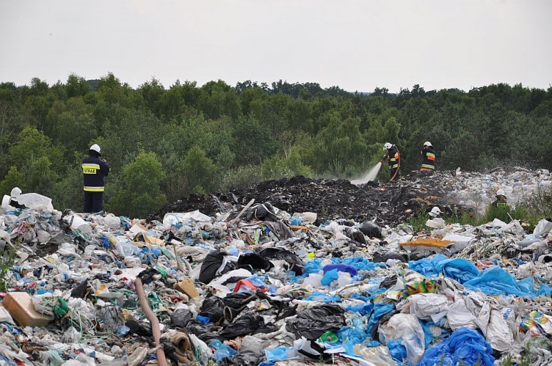 Gęsty dym znad płonącego wysypiska widoczny jest z odległości kilku kilometrów, fot. eOstrołęka.pl