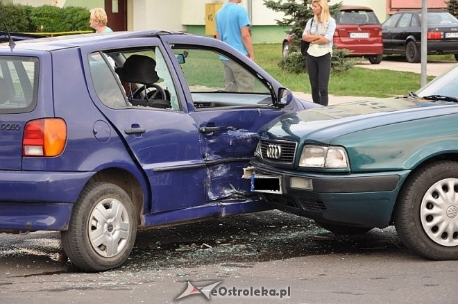 Po zderzeniu vw i audi jedna osoba trafiła do szpitala, fot.eOstrołeka.pl