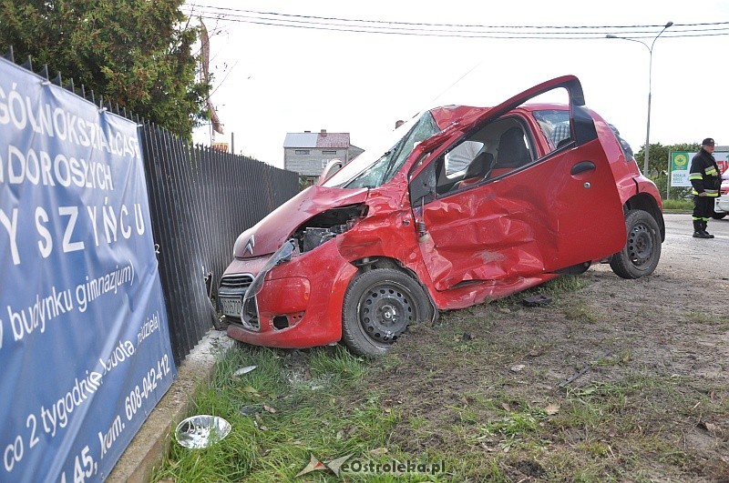 Osobowy citroen wjechał pod ciężarówkę. Dwie osoby trafiły do szpitala fot. eOstrołęka