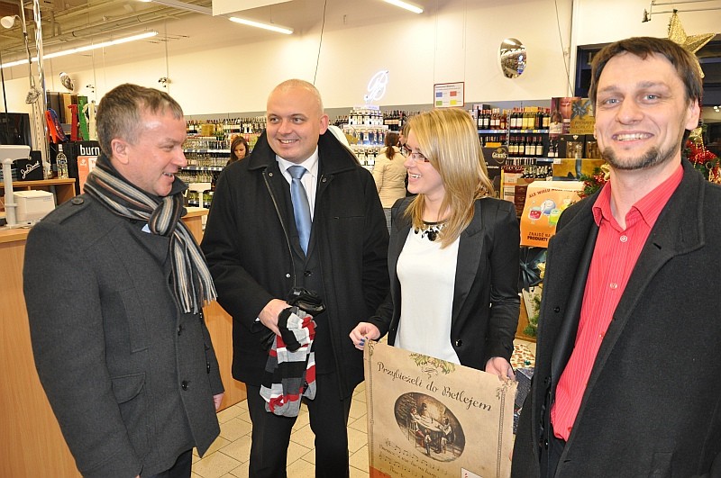 Prezydent Janusz Kotowski, Mariusz Mierzejewski, Eliza Klimaszewska i Krzysztof Wojdyna podczas oficjanego otwarcia zbiórki w 2012 roku (fot. eOstroleka.pl)