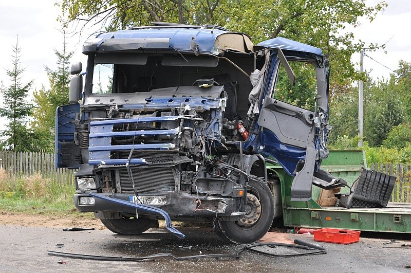 W wyniku zderzenia dwóch tirów w miejscowośi Pasieki do szpitala trafiły dwie osoby, fot. eOstrołęka