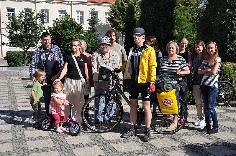 Pożegnanie z rodziną i przyjaciółmi, kilka minut przed wyjazdem dookoła Polski fot. eOstroleka.pl