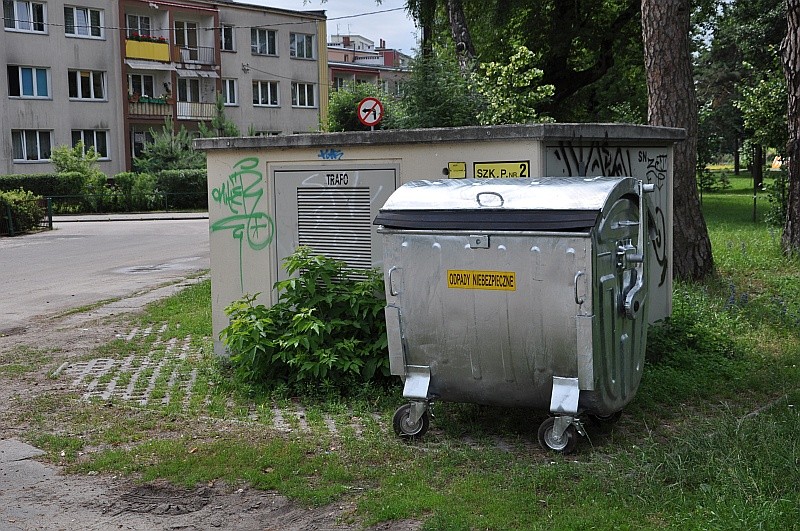 Tak wyglądają pojemniki na odpady niebezpieczne postawione na terenie Ostrołęki, fot. eOstroleka.pl