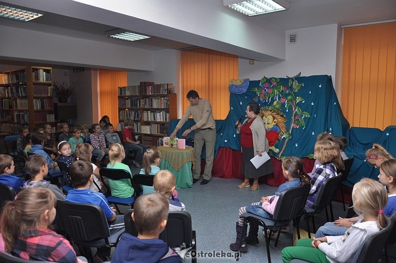 Rafał Lasota, autor książek dla najmłodszych spotkał się z ostrołęckimi dziećmi w Miejskiej Bibliotece Publicznej fot. eOstrołęka