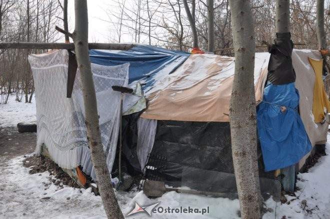 W takich warynkach żyje kilku bezdomnych ostrołęczan, którzy zimą nie chcą iść do noclegowni fot. eOstroleka.pl