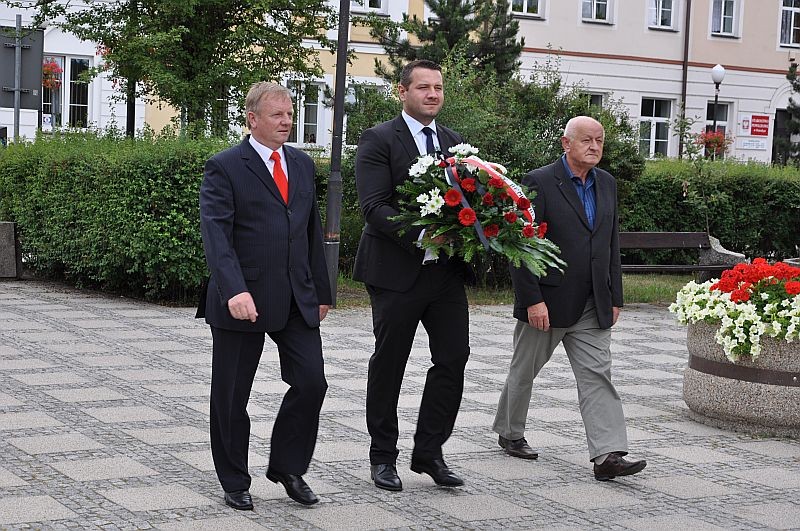 Oddanie czci ofiarom zbrodni wołyńskiej przez członków SLD fot. eOstrołęka.pl