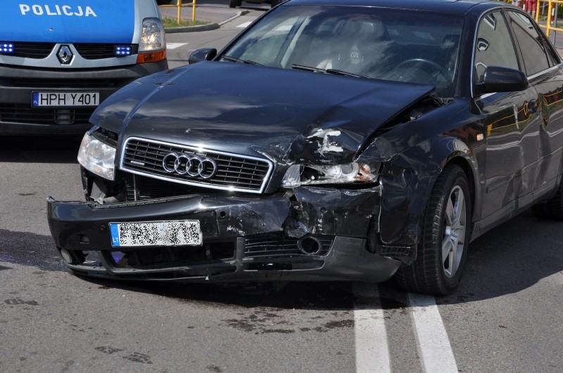 Uderzona w bok toyota wyrwała słupki oddzielające jezdnię i zatrzymała się na chodniku, fot. eOstrołęka.pl