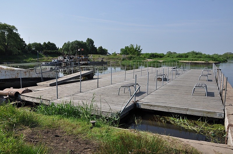 Pływający pomost już od przyszłego tygodnia będzie rozstawiony przy plaży miejskiej/fot. eOstrołęka.pl