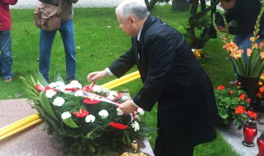 Jarosław Kaczyński składa wieniec przed pomnikiem Jerzego Popiełuszki, fot. mypis.pl