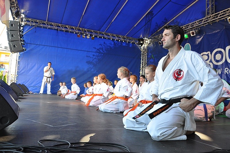 Pokaz Karate na dniach Różanafot. eOstrołęka