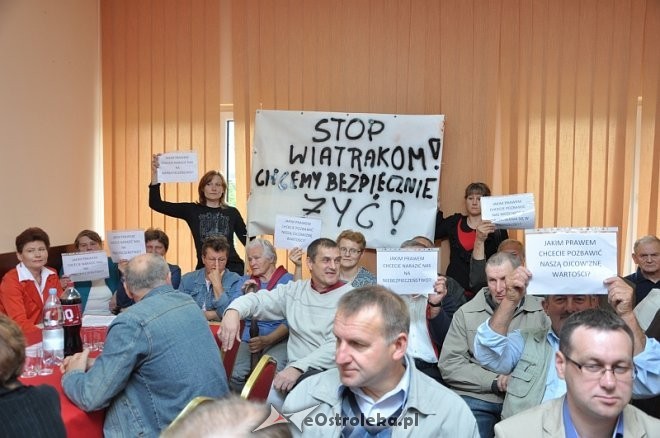 Protestujący przeciwko budowie wiatraków w gminie Czerwin, fot. eOstroleka.pl