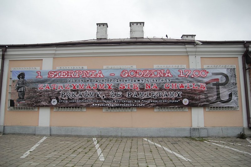 Baner przypominający o rocznicy wybuchu Powstania Warszawskiego zawisł na murach Muzeum Żołnierzy Wyklętych, fot. eOstrołęka.pl