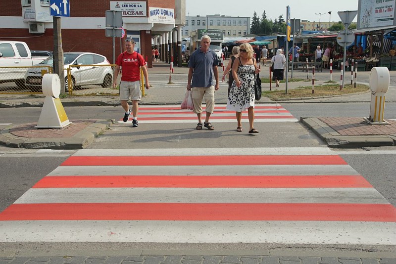 Dzięki pomalowanym na odblaskowe kolory pasom na przejściach dla pieszych będzie bezpieczniej, fot. eOstrołęka.pl