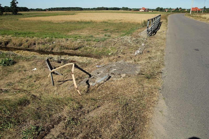 W chwilę po wypadku rozbite auto zostało zabrane na lawetę. Tylko cudem nikt nie zginął, fot. eOstrołęka.pl