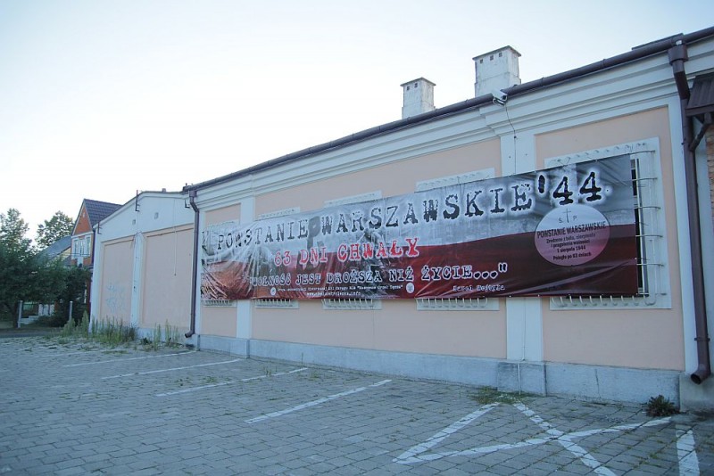 Baner o tematyce patriotycznej zawisł na murach powstającego Muzeum Żołnierzy Wyklętych, fot. eOstrołęka.pl